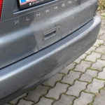 Ein Teil der Rückseite des anthrazit farbenen Vans ist fertig. Der Unterschied ist unglaublich! Glanz und Schutz, ohne Schlieren!