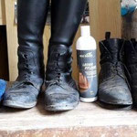 stark verschmutzte Lederstiefel und Lederstiefeletten 