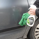 Eco Touch Waterless Car Care beim Aufsprühen auf ein verschmutztes Auto