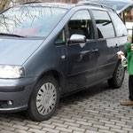 Autoreinigung mit Eco Taouch Waterless Car Care und einem Mikrofasertuch, ohne Wasser. Die Hälfte des anthrazit farbenen Van glänzt bereits. 