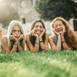 Drei Freundinnen in der Wiese vor unserer Fotobox