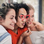 3 Freundinnen in Olching vor einer gemieteten Fotobox