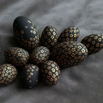 Ostereier aus Holz, matt schwarz lackiert, goldene Blüten, verschiedene Modelle