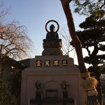 十一ヶ寺参道正面の阿弥陀如来座像