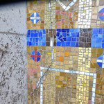 Detail einer Mosaikfläche mit einem Rissschaden infolge von Setzung.