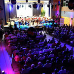 Uraufführung des Stückes "Manzara" beim Festakt in der Mehrzweckhalle Spesbach