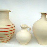 Krug mit roten Streifen und Ausguss 3.-4. Jh. n.Chr., Krug mit seitlichem Henkel und Ausguss 2.-3.Jh. n.Chr.