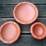 vorne Schale mit Barbotine Drag. 35-36, 1.-3.Jhd. n.Chr., hinten Rundwandteller mit Barbotine 1.-2. Jhd.