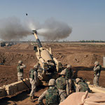 Hochgeschwindigkeitsaufnahme einer schießenden M198, 2004 bei Falludscha, Irak