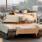 Die Chobham-Panzerung wurde bei späteren Versionen durch eine Schicht aus abgereichertem Uran ergänzt