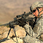 Ein Soldat der 82nd Airborne Division mit einem M14 in Afghanistan im Jahr 2008