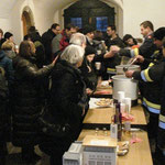 Viele Kirchgänger gönnten sich einen Glühwein und ein Aufstrichbrot.