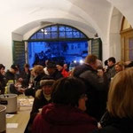 Zahlreiche Gäste stärkten sich bei Glühwein und Brötchen.