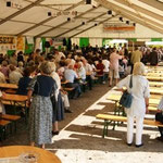 Das gut besuchte Zelt beim Festakt am Sonntag.