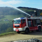 Der Wasserwerfer im Einsatz.