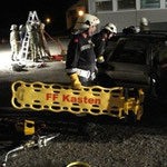 Es wurden zwei Einsatzszenarien geübt: Rettung aus einem Schacht (Hintergrund) sowie ein Verkehrsunfall mit mehreren Verletzten.
