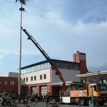 Das Aufstellen des Baums vor dem Feuerwehrhaus.