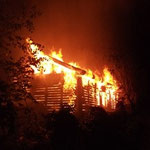 Das Wochenendhaus stand bereits bei Eintreffen der Einsatzkräfte in Vollbrand.
