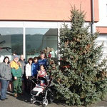Der Weihnachtsbaum vor dem Feuerwehrhaus.