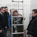 Richtiges Sichern der Feuerwehrschiebeleiter mit dem Kreuzklank-Knoten.
