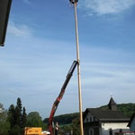 Der aufgeputzte Maibaum wird neben dem Feuerwehrhaus aufgestellt.