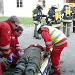 Versorgung der Person durch das Team des Roten Kreuz.