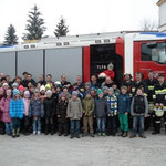 Gruppenfoto mit Schüler, Lehrer, Feuerwehr und Bürgermeister.