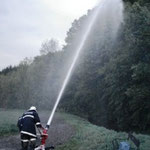 Einsatz des Wasserwerfers mit Bodenlafette.