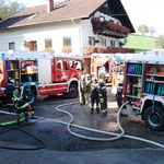 Im Hof der Familie Hobl fanden sich viele Tanklöschfahrzeuge ein.