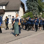 Der Einmarsch des Ehrenzugs mit Blasmusik.