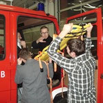 Rettung einer verletzten Person aus dem Lkw.