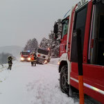 Mit vereinten Kräften wurde das Schwerfahrzeug auf die Straße gezogen.