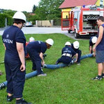 Die Jugendgruppe beim Aufbau der Saugleitung.