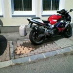 Das abgestellte Motorrad wurde beim Parkieren umgestossen.