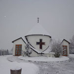 Tiefverschneite Dorfkapelle am Silvestertag