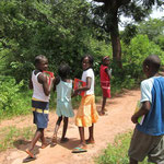 Arrivati a un bivio i bambini proseguono per il sentiero che li porterà al loro villaggio