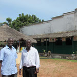 Padre Maxi e Padre Bernardo nel cortile della scuola di Mansoa