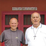 Io e Don Ivo di fronte l'ingresso di casa sua a Bigene