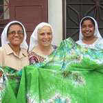 Suor Merione (brasiliana), Suor Rosa (italiana) e Suor Binna (indiana) con una tovaglia fatta dalle donne di Bigene