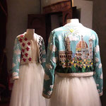 Une robe et veste dans l'aile des costumes du Palazzo Pitti.
