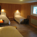 Chambre rez de jardin (3 lits en 90)