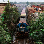 Un treno merci sulla linea ferroviaria Kenya-Uganda viaggia attraverso il tentacolare Kibera slum, una delle più grandi e più povere baraccopoli in Africa e la patria di circa 1 milione di persone in Nairobi capitale del Kenya,  26 Agosto 2011.