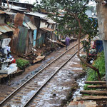 Linea ferroviaria di Nairobi Kenya, baraccopoli di Kibera, Luglio 2012