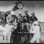L'ex presidente degli Stati Uniti Theodore Roosevelt (seduto, a sinistra) e amici salgono sulla piattaforma di osservazione della Uganda Railway.