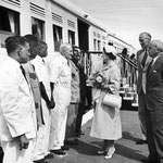 La regina madre incontra il personale ferroviario nel 1959.