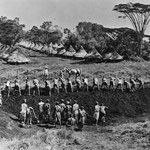 Lavoratori ferroviari che puliscono e preparano il terreno per il tracciato ferroviario, verso la fine del 1800.
