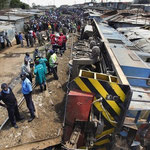 Un treno deraglia in una baraccopoli di Nairobi, i residenti temono di rimanere intrappolati, 22 Dicembre 2013. 