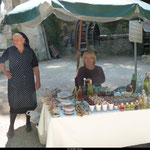 Les marchands présents dans les terres plus reculées arborent l'habit traditionnel local.