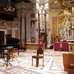 大聖堂の祭壇：演奏会のステージとして準備されたところです。