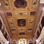 大聖堂の後側の天井：受胎告知の壁画が飾られています。